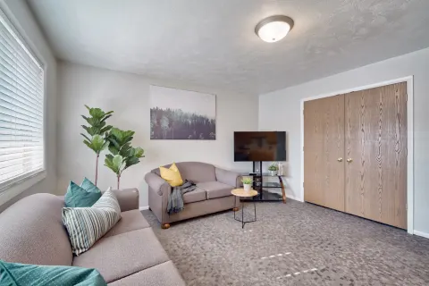 Delta Phi Apartments photo 2